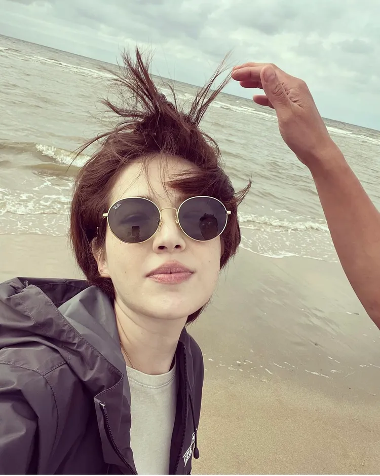 許瑋甯海邊自拍照放閃。翻攝許瑋甯IG