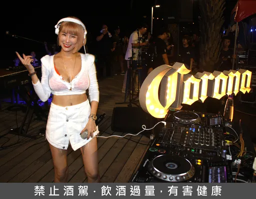 DJ妖嬌愛穿比基尼又怕曬　坐香蕉船恐嚇教練不准翻船