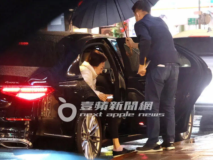 連方瑀（左）在車內頻頻看著手機訊息，連下車也離不開視線，愛不釋手。特勤中心攝