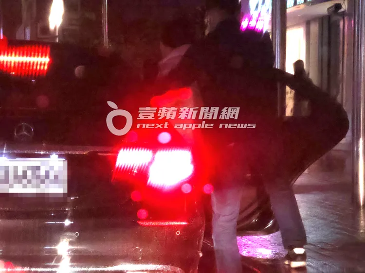 連奶奶（左）在隨扈攙扶下才坐上車，準備例行前往皮膚科看醫生。特勤中心攝