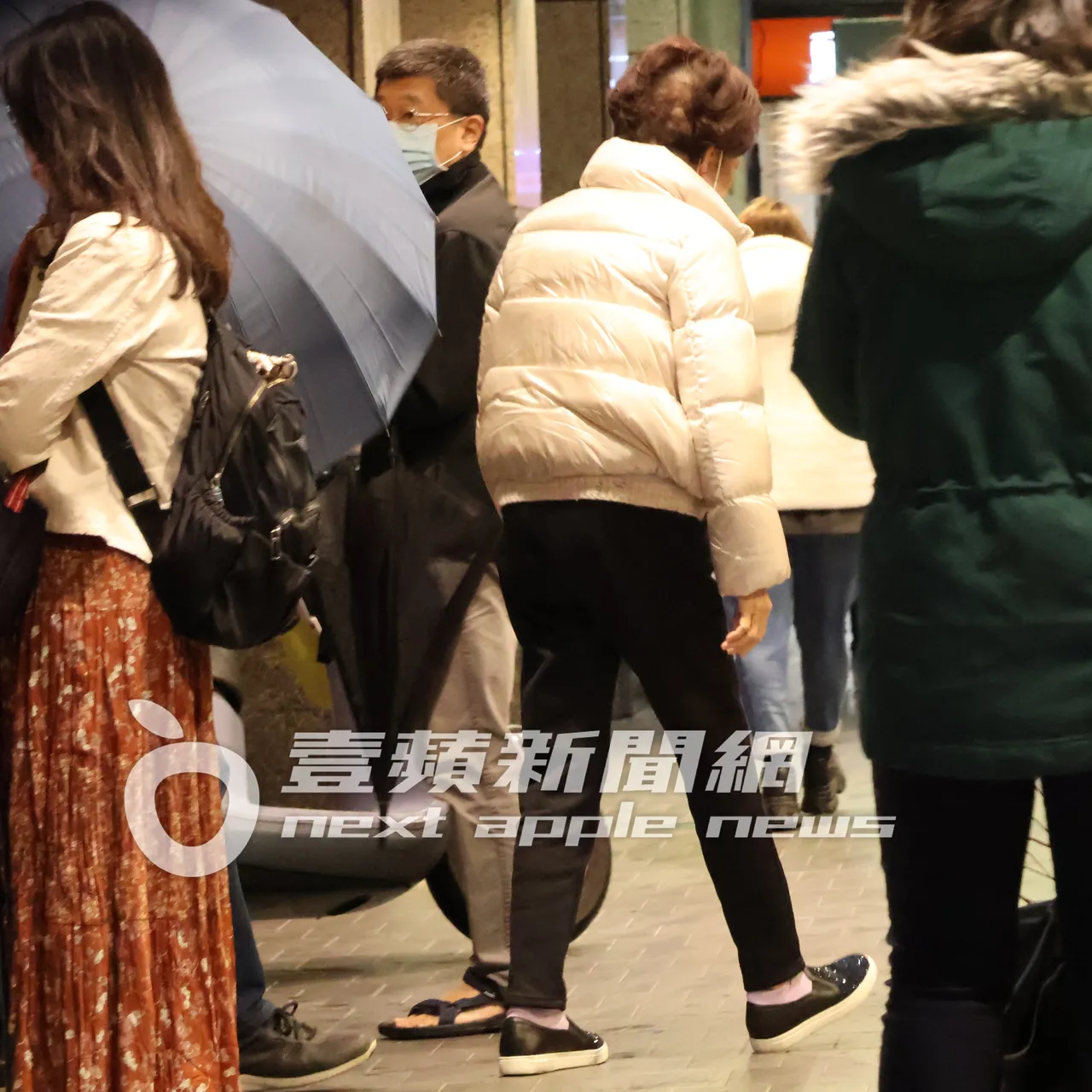 連奶奶(中)低頭走進南京東路的蔡仁雨皮膚科診所。特勤中心攝