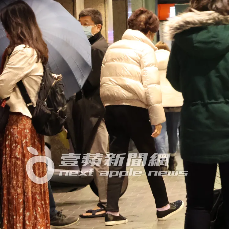 連奶奶（中）低頭走進南京東路的蔡仁雨皮膚科診所。特勤中心攝