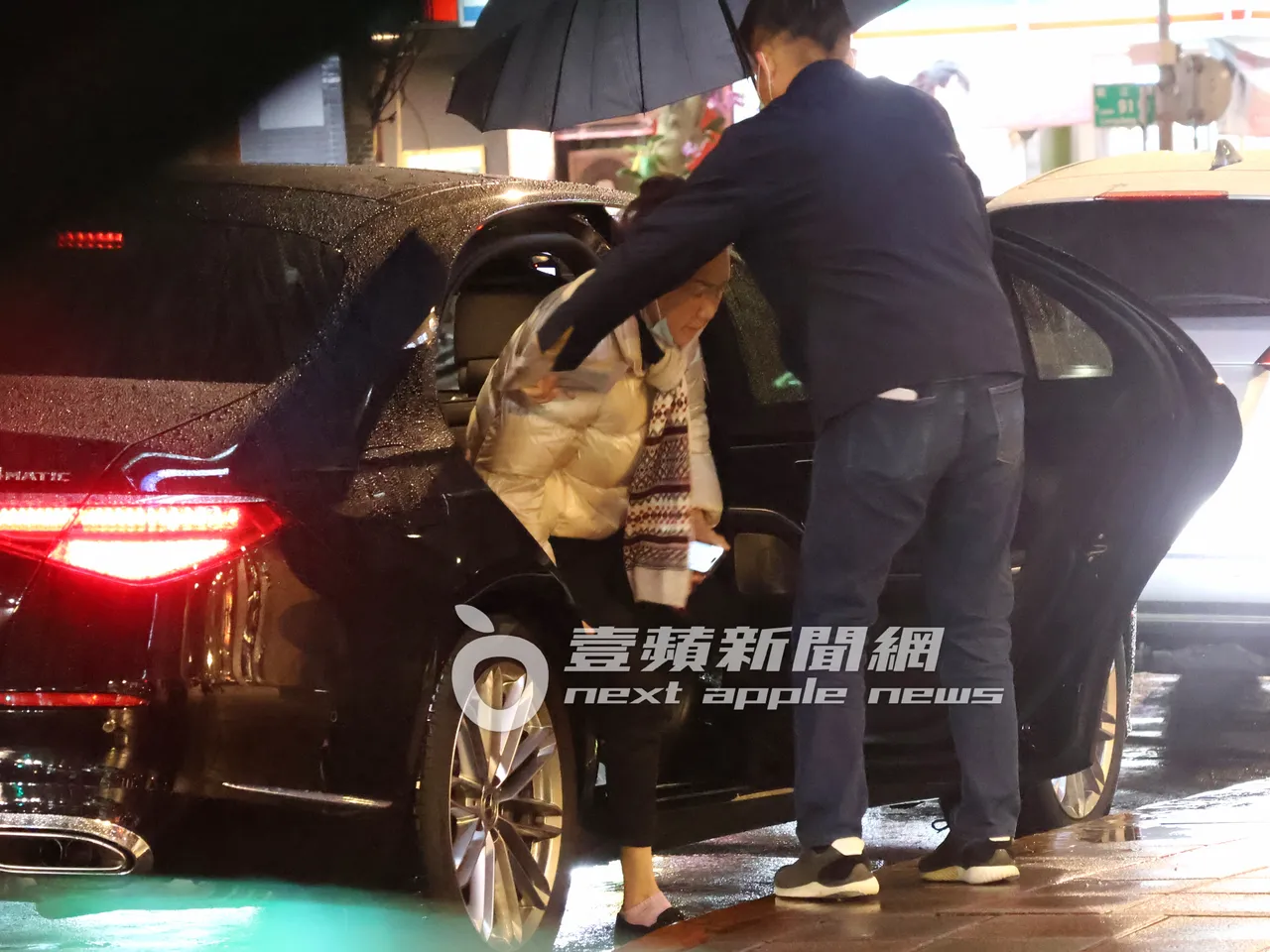 連方瑀(左)由貼身隨扈攙扶下車,來到蔡仁雨皮膚科看診。特勤中心攝