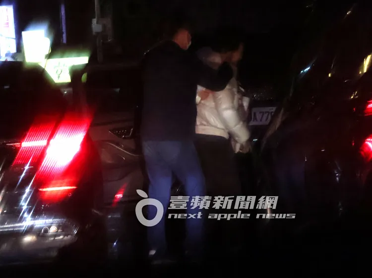 連方瑀（右）看完皮膚科，由隨扈攙扶下車回家。特勤中心攝