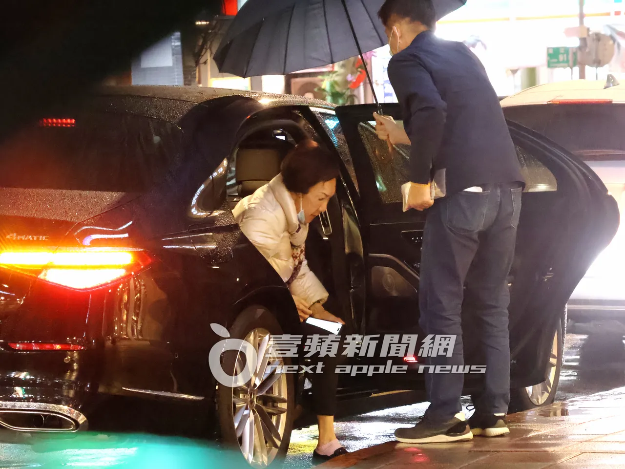 連方瑀(左)拿著新iPhone 14 Pro手機,移動到蔡仁雨皮膚科下車。特勤中心攝