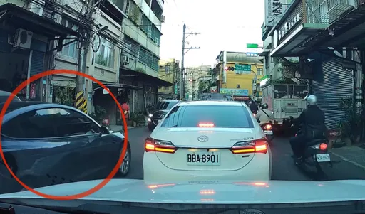 太療癒!特斯拉車者逆向超車被逼「倒退嚕」 旁邊乖等車主「詛咒成真」笑翻