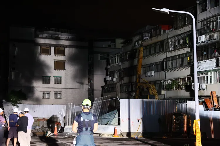 傾斜塌陷的房屋與附近的民宅。彭欣偉攝