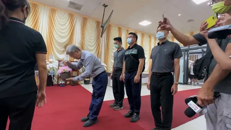 屏東明揚公司大火，明揚國際董事長劉安晧與總經理呂英誠前往靈堂上香。翻攝畫面