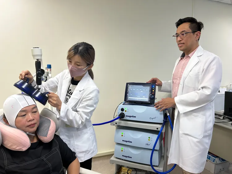 陳小姐曾試過多種治療均效果不彰，後來在醫師建議下施做rTMS治療，疼痛的狀況大有改善。院方提供