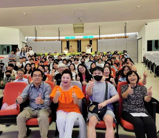 中原大學與白冰冰合作AI MV 新曲狠掃老中青三代