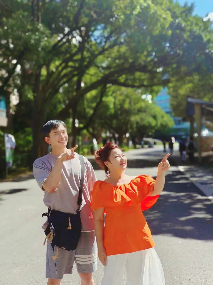 白冰冰（右）帶好友陳孝志體會大學的感受。陳孝志提供
