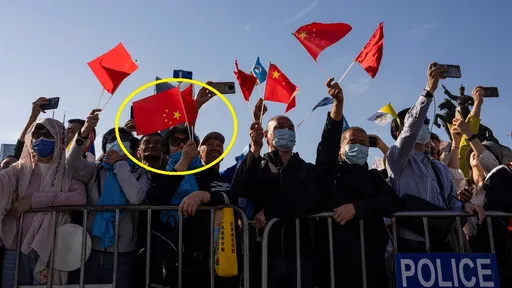 倒掛「五星旗」的勇氣!中國天主教徒湧入蒙古見教宗 信徒無聲堅定表態