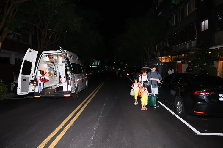 附近居民紛紛帶著家人撤離居住地。彭欣偉攝