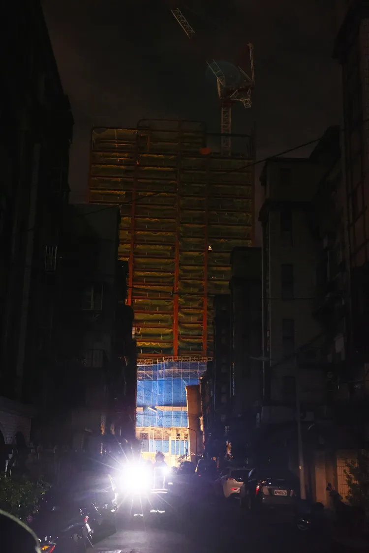 警消人員在暗巷中搜尋並協助民眾撤離。彭欣偉攝