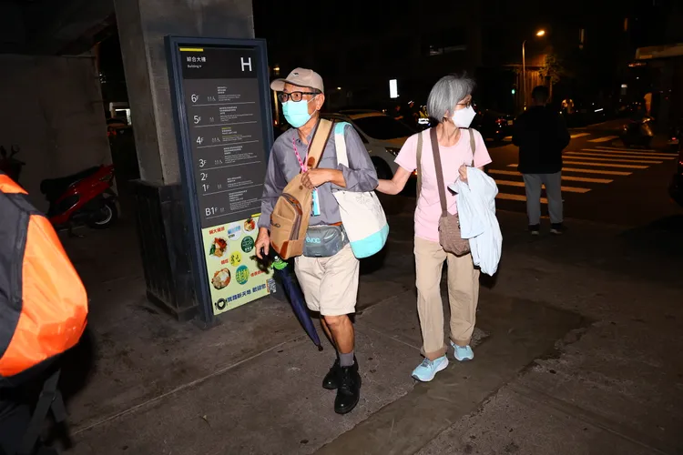 民眾在警消的引導下紛紛撤離。彭欣偉攝