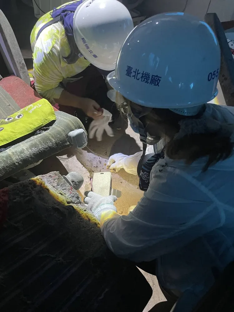 台鐵人員進到事故車廂檢視。翻攝畫面