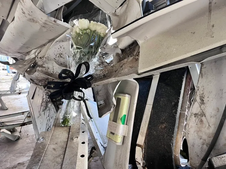 相關單位進入事故車廂。翻攝畫面