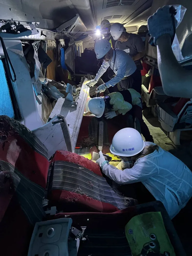 相關單位15日進入事故車廂。翻攝畫面
