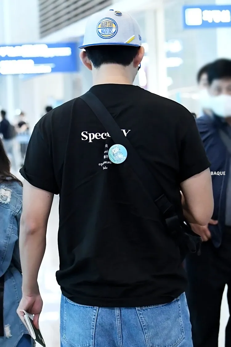 台灣粉絲變身鍵盤柯南，發現玉澤演背後別的胸章，有TAIWAN字樣。翻攝推特BAQUE