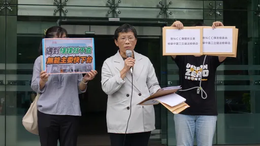 三立持股中嘉27%!不滿NCC包庇綠媒違法 立委親赴門前遞交檢舉函