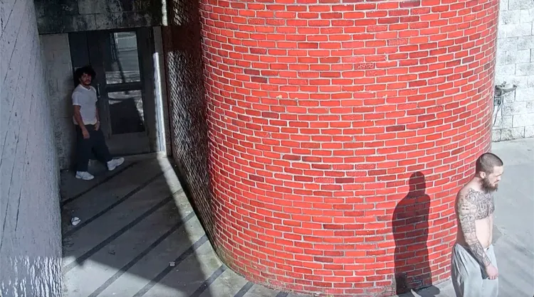 卡瓦坎特趁值班警衛不備，準備逃獄。美聯社