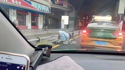 她翻越欄杆「摔出鮑魚」 半裸上街搭小黃驚呆眾人