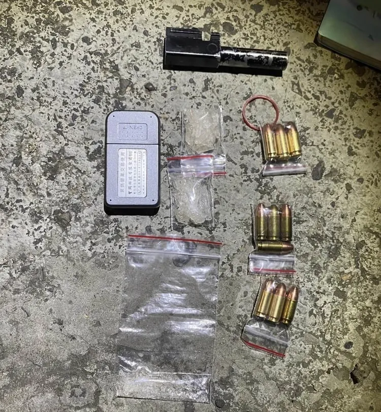 枋寮分局員警19日晚間在佳冬鄉逮到謝姓毒品通緝犯，並於謝嫌車上起獲電子磅秤、安非他命、槍管與子彈。枋寮警分局提供