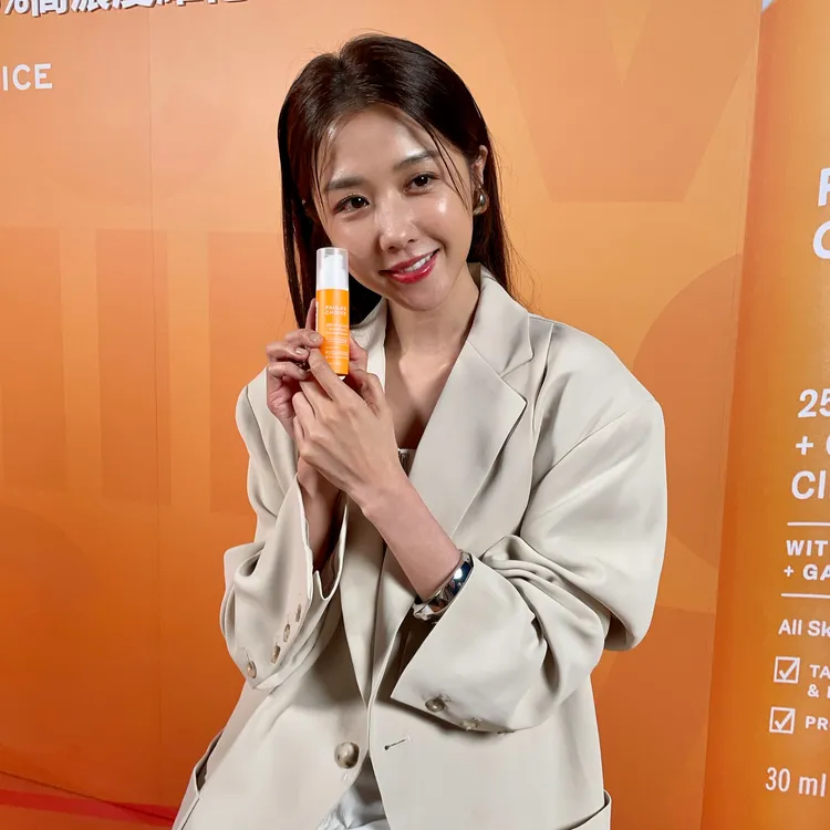 邵雨薇透露自己瘋狂追求白皙膚質，想要白到像「白紙」。張家玲攝