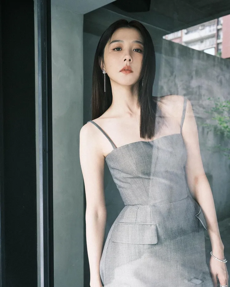 邵雨薇不諱言想要自己白得跟「紙」一樣。翻攝邵雨薇IG