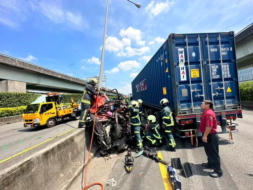 國道1號4車追撞　小客車遭聯結車擠壓「嚴重變形」！2人傷重不治