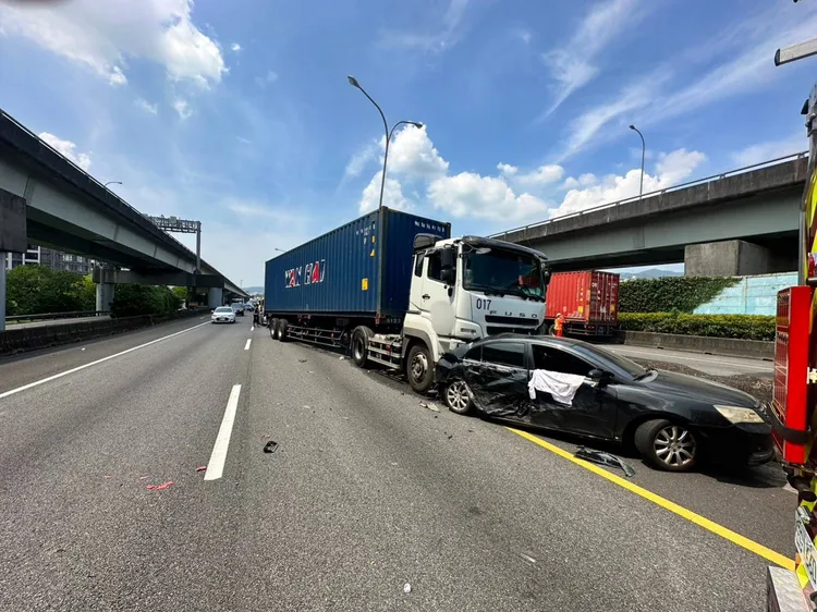 聯結車將小客車壓扁。翻攝畫面