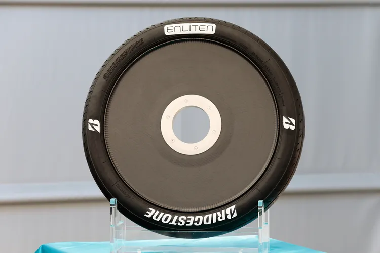 相較於2019年比賽時的輪胎，ENLITEN技術輪胎的材料循環再利用性提升了33%。普利司通提供