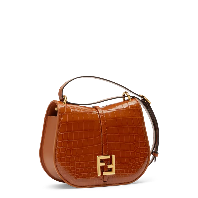 FENDI C’mon鱷魚皮革包款（中），價格店洽。品牌提供