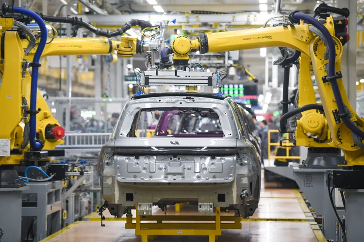 「理想汽車」常州基地內，機器手臂正在安裝車窗玻璃。新華社