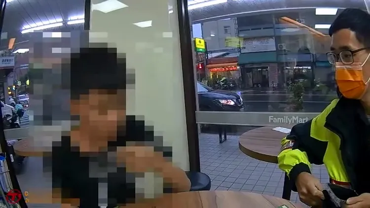 黃姓少年提領現金遇警盤查，辯稱領的是暑假打工洗車薪資。民眾提供