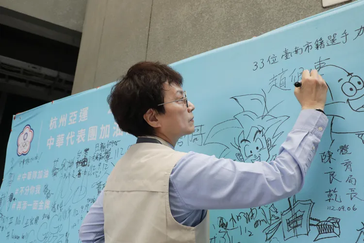 副市長趙卿惠也來簽名寫下祝福。市府提供