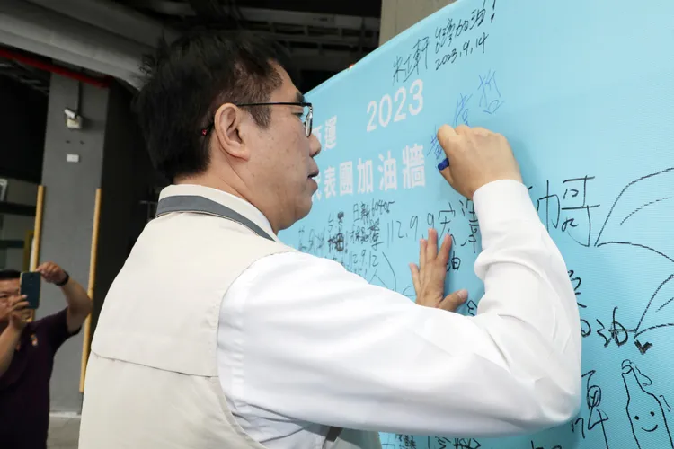 黃偉哲日前在加油牆簽名。市府提供