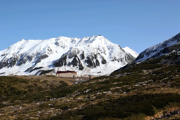 群山環繞、滿天星空，立山飯店位在海拔2,450公尺。ホテル立山提供