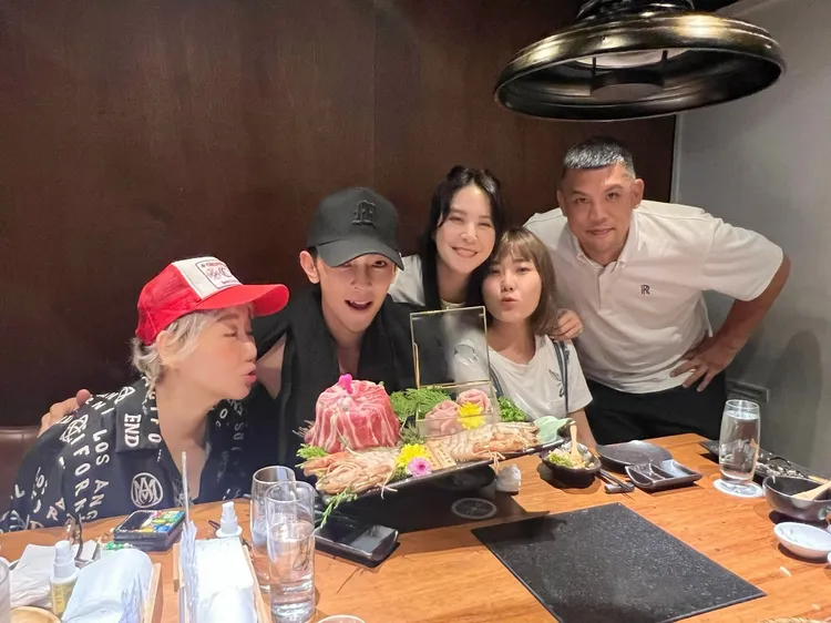 藍心湄（左起）、大東、黃小柔、蔡函岑、金寶三《終極一家》老班底。 東藝演藝經紀提供