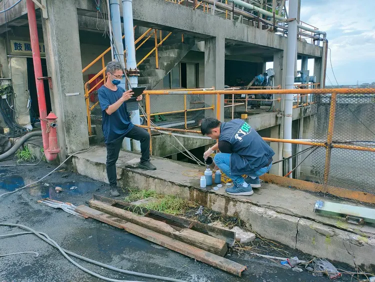 稽查人員採檢。桃園市環保局提供