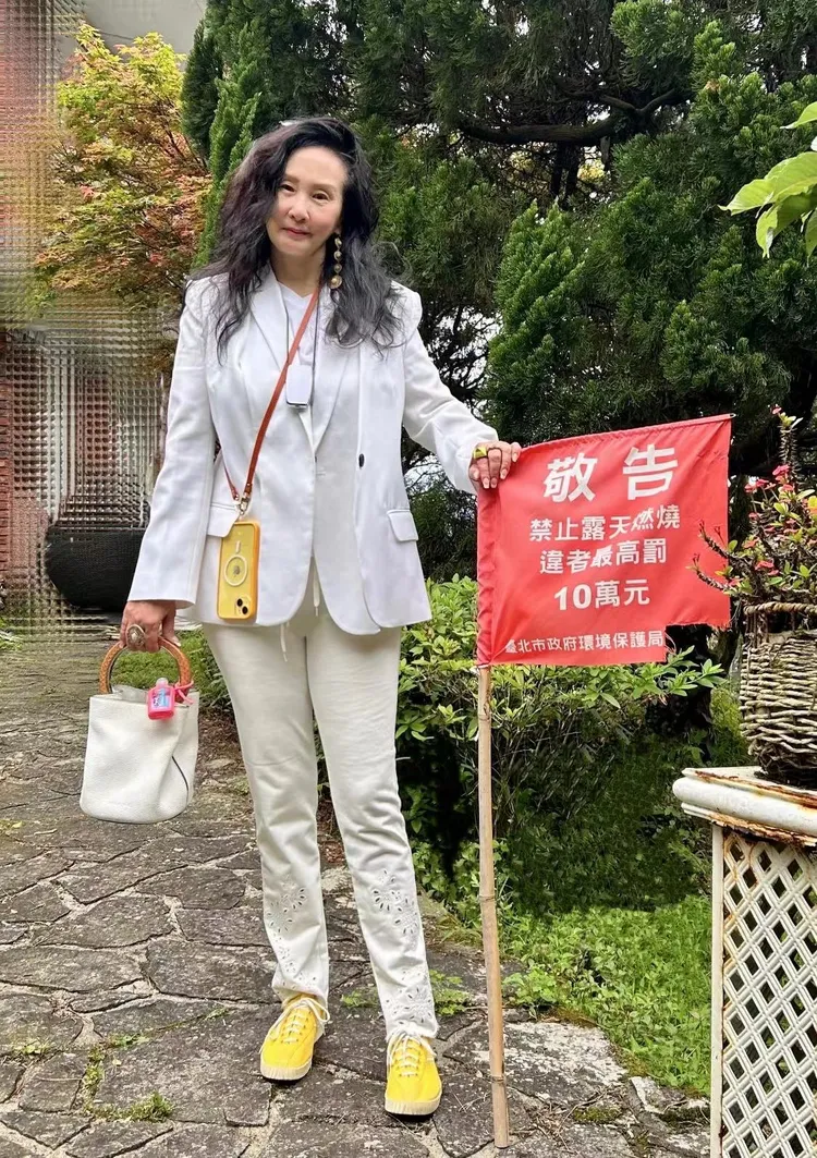 李文當環保義工巡山，維持一貫時尚風格。翻攝李文臉書