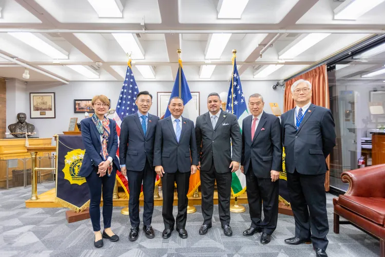 侯前往紐約市警察局參訪「情資整合即時打擊聯合指揮中心」。翻攝畫面