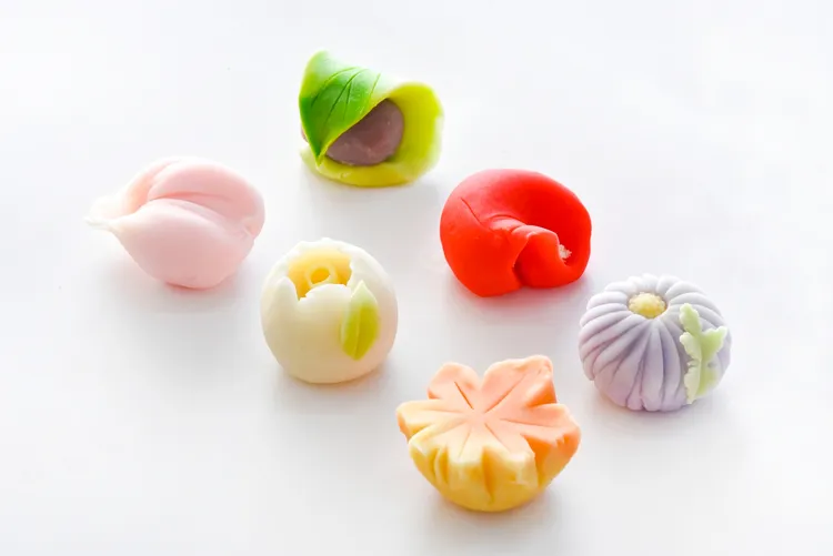 和菓子講究手作與視覺上的美感，又被稱作日本美食文化之花，主要展現和菓子職人對於自然風景中的讚嘆與感動。業者提供