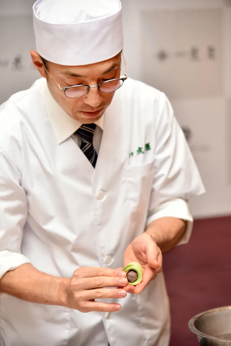 職人現場製作和菓子，展現絕佳的技術與巧奪天工的手藝。業者提供