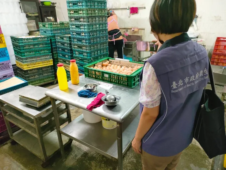 北市食安官和消保官今連袂稽查中央畜產會。北市府提供