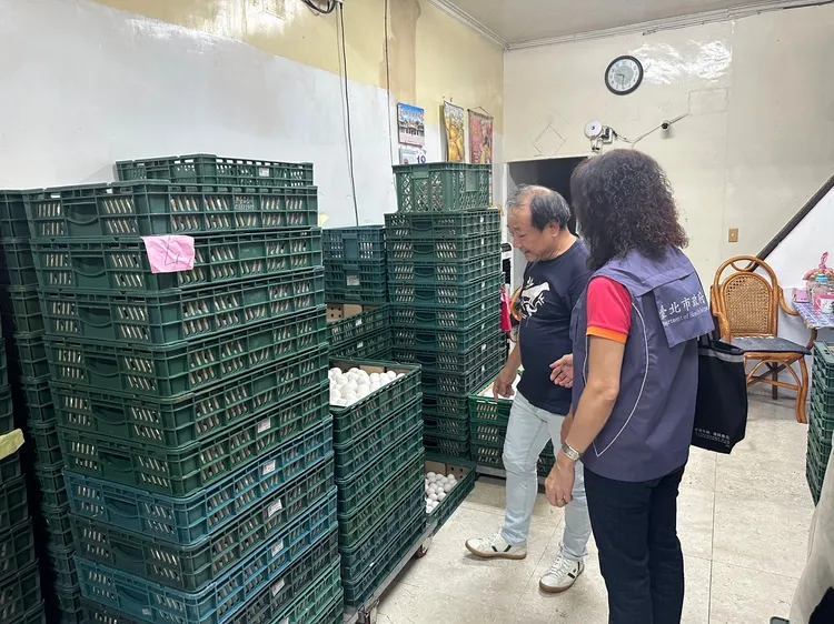 北市食安官和消保官今連袂稽查中央畜產會。北市府提供