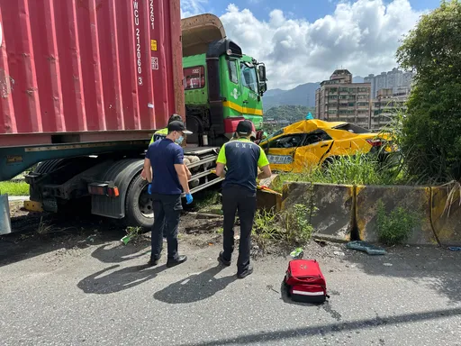 基隆千祥橋頭嚴重車禍！計程車慘遭貨櫃車撞爛　運將一度受困險墜河