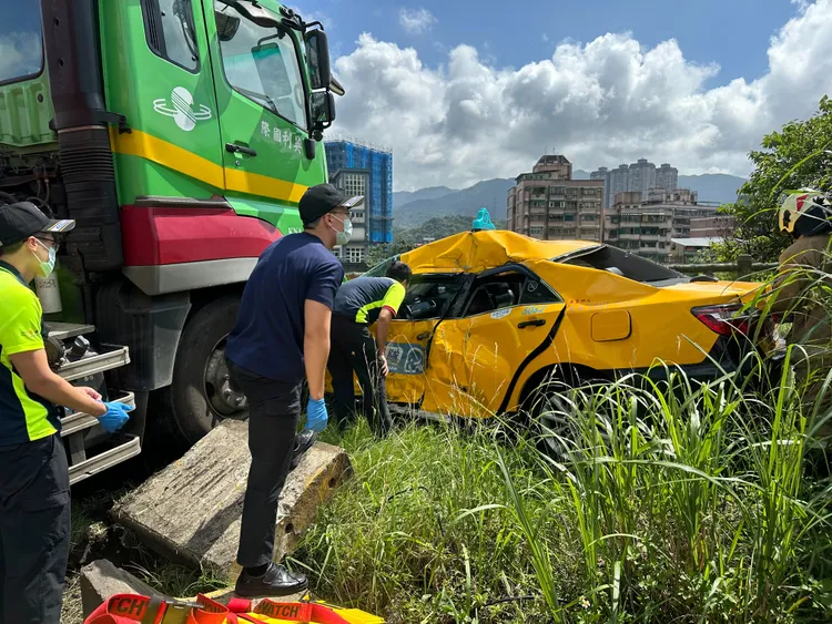 警消趕抵後，立刻將運將救出送醫。翻攝照片