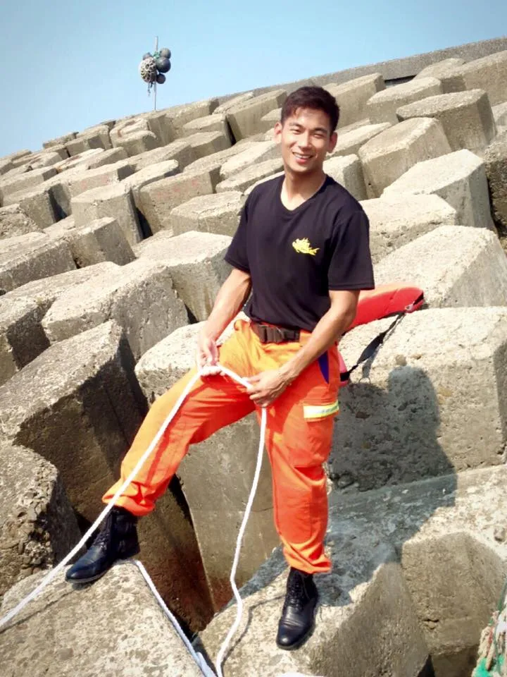 亮哲為演出曾在消防隊見習。取自亮哲臉書