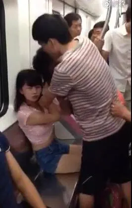 兩女撕打，粉色上衣的嫩妹屈居弱勢，橫條紋上衣男乘客試圖居間勸阻未果。翻攝自微博
